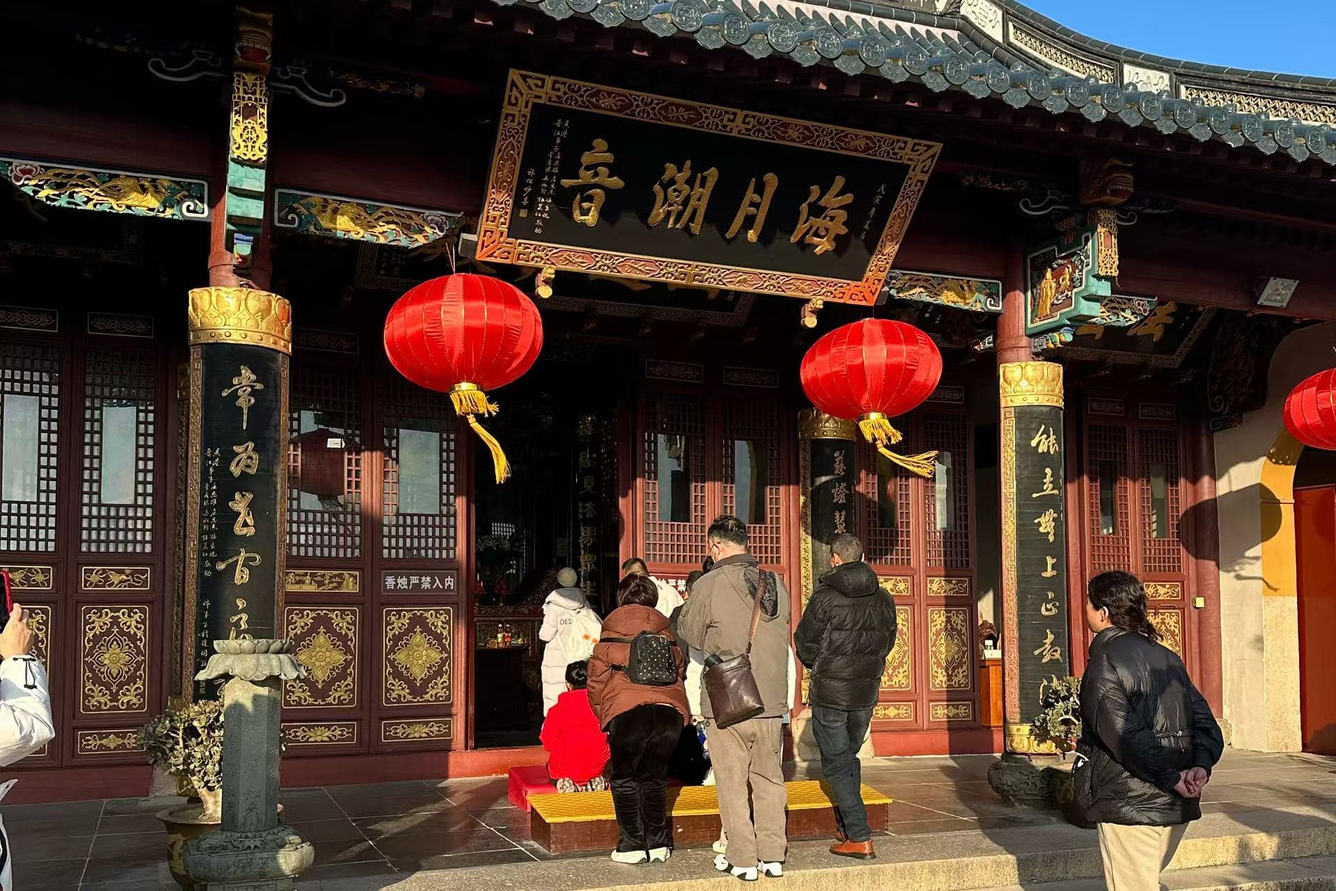 信徒们在观音庙宇中虔诚祭拜